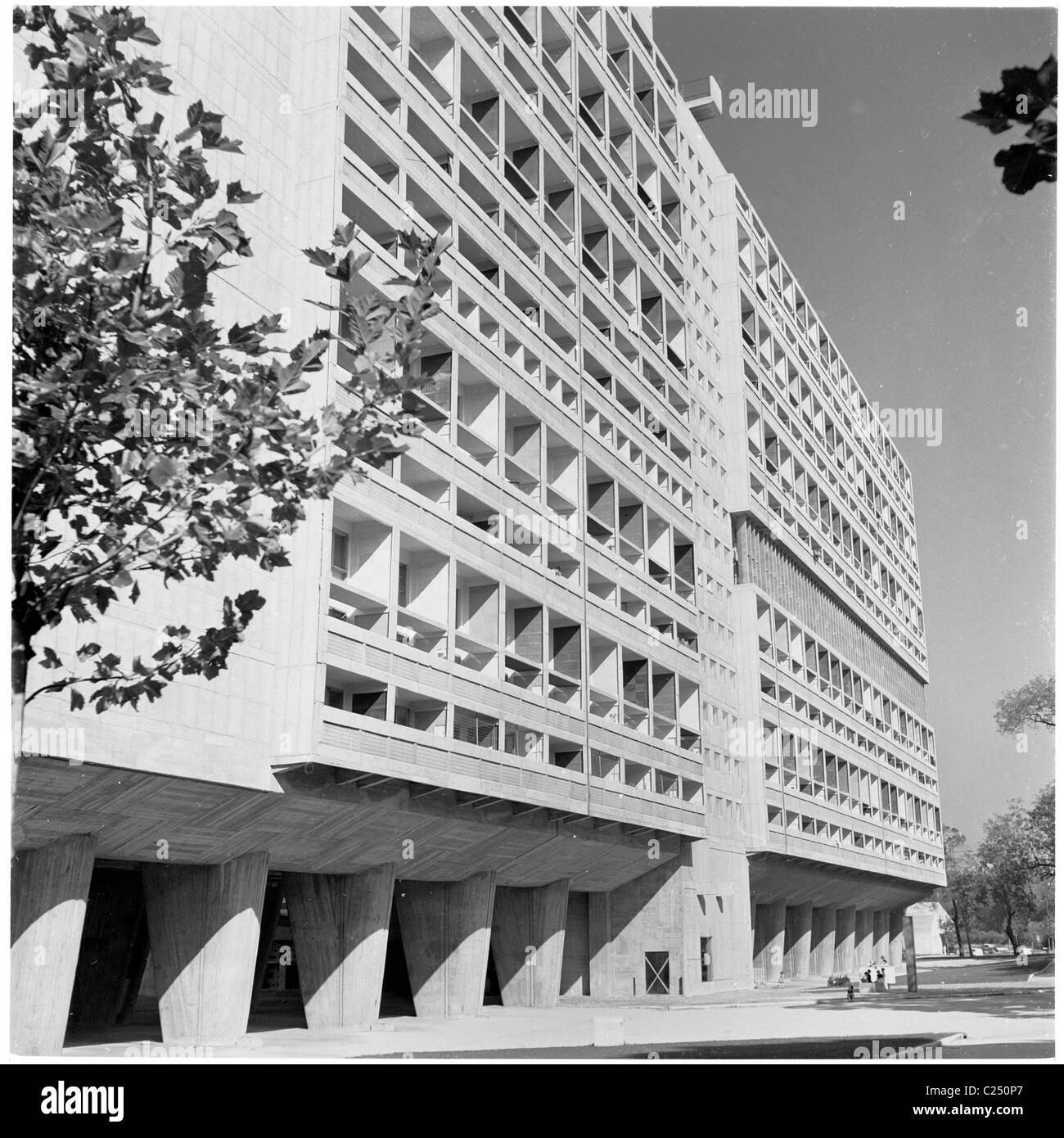1952, Außenansicht des Unite d' Habitation oder Corbusier Building in Marseille, Frankreich, einer neuen Hochhaussiedlung, bekannt als Brutalismus. Stockfoto