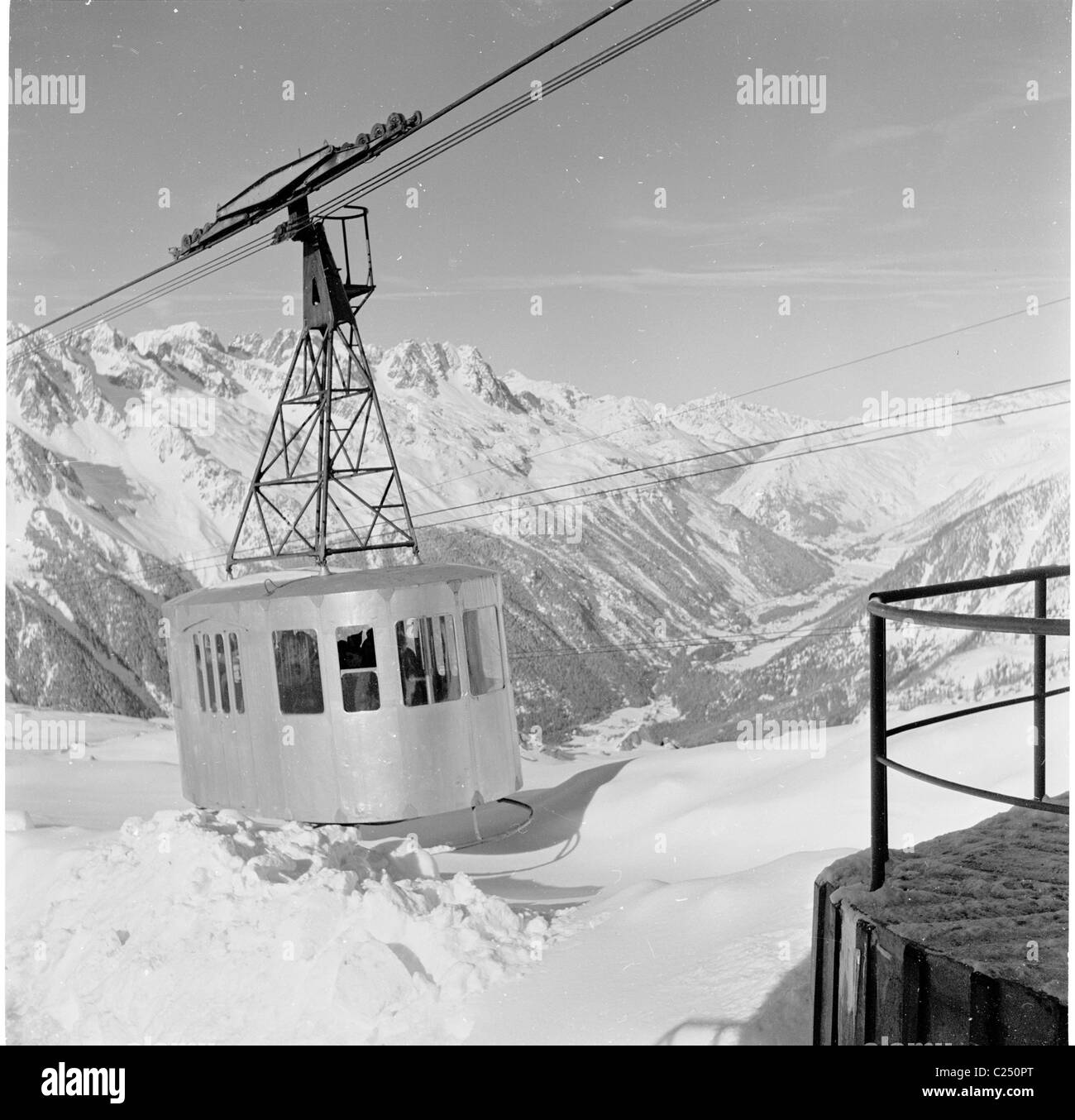 Frankreich der 1950er Jahre. Seilbahn reist auf dem Moment. Stockfoto