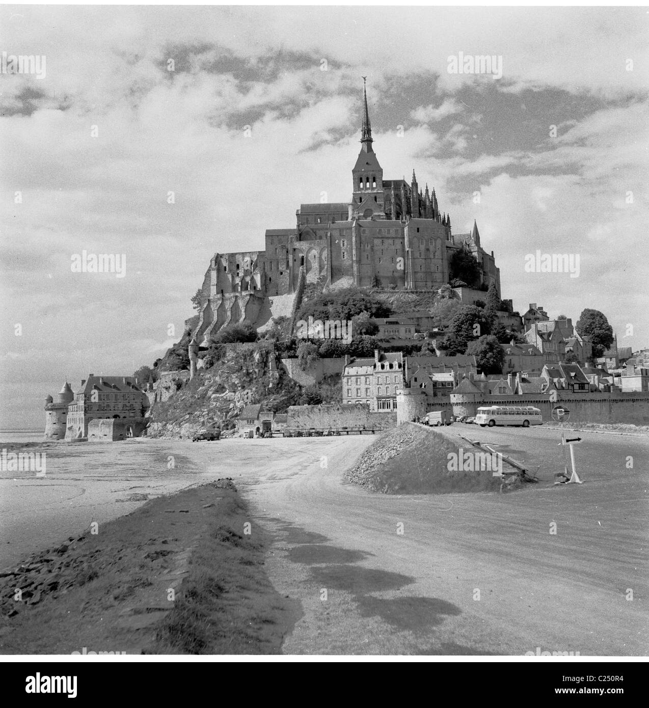 Frankreich, 1950er Jahre. Eine Kirche, erbaut auf einem Felsen am Meer in Frankreich. Stockfoto