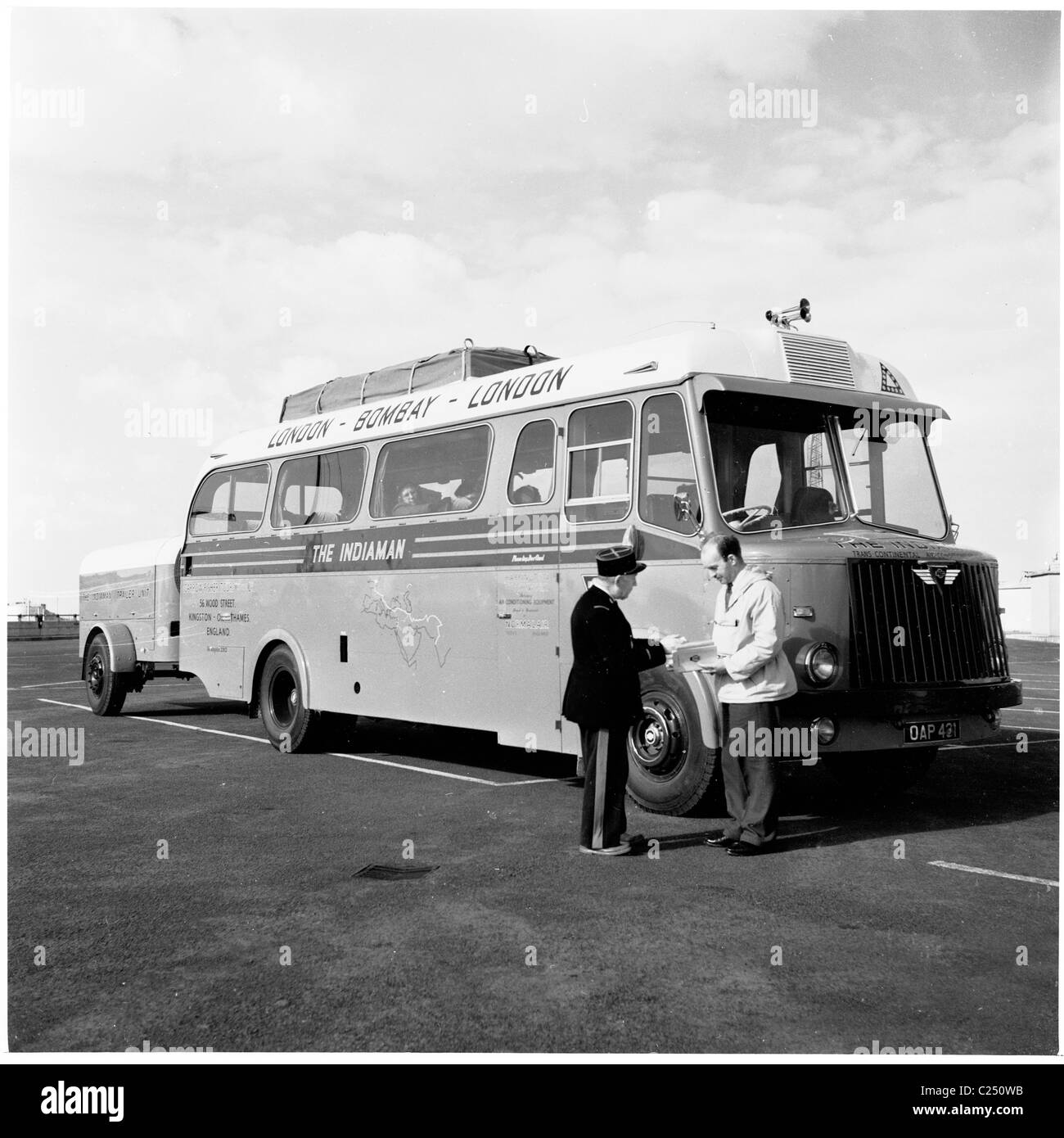 Frankreich, 1960, Fahrer des London-Bombay-London Trankontinentalbus „Indiaman“, zeigt seine Reisedokumente einem französischen Zollbeamten. Stockfoto