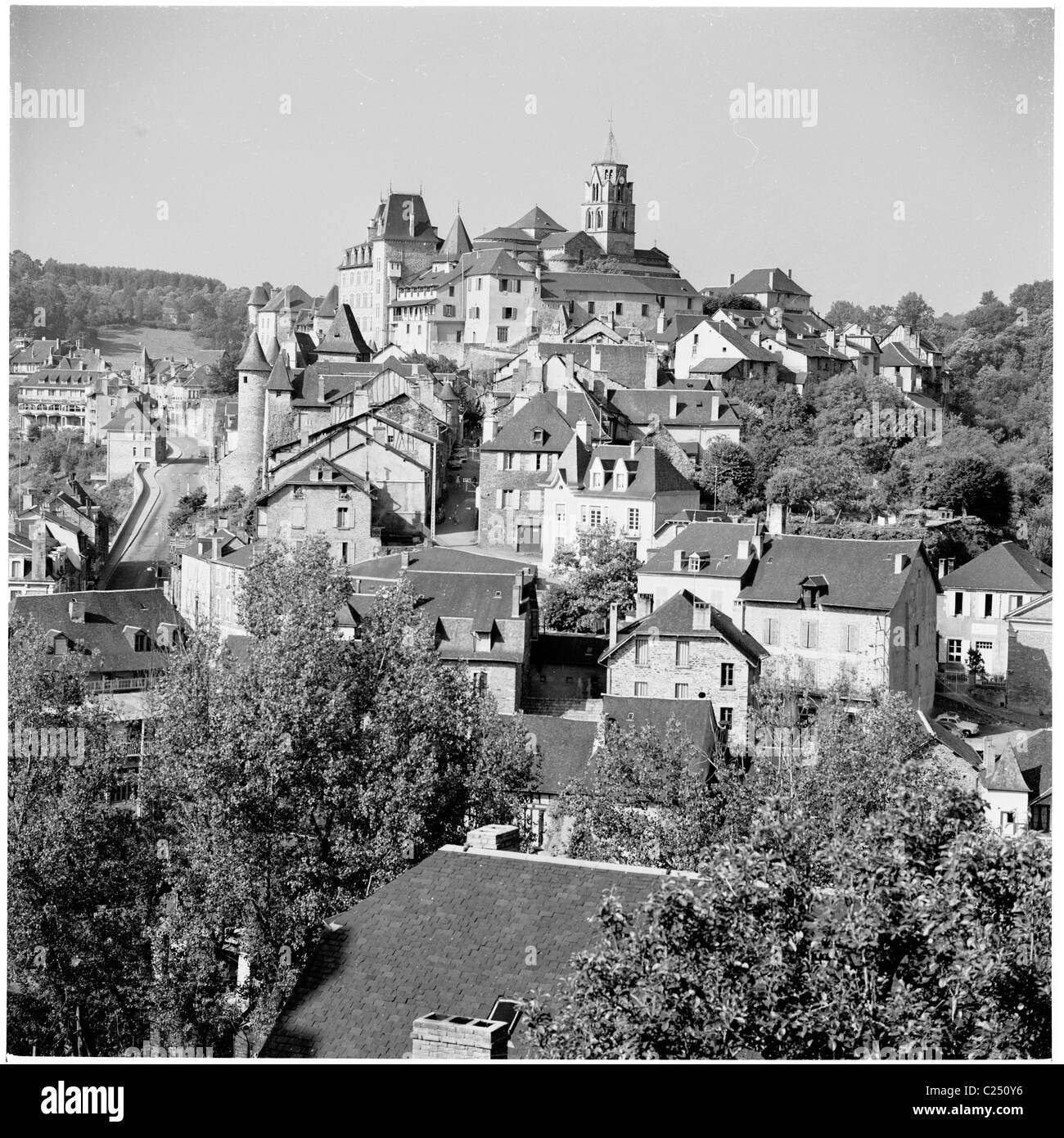 1950s, historisch, Blick über die alten Gebäude und Dächer von Uzerche, Frankreich. Die mittelalterliche Stadt ist als "die Perle des Limousin" bekannt. Stockfoto