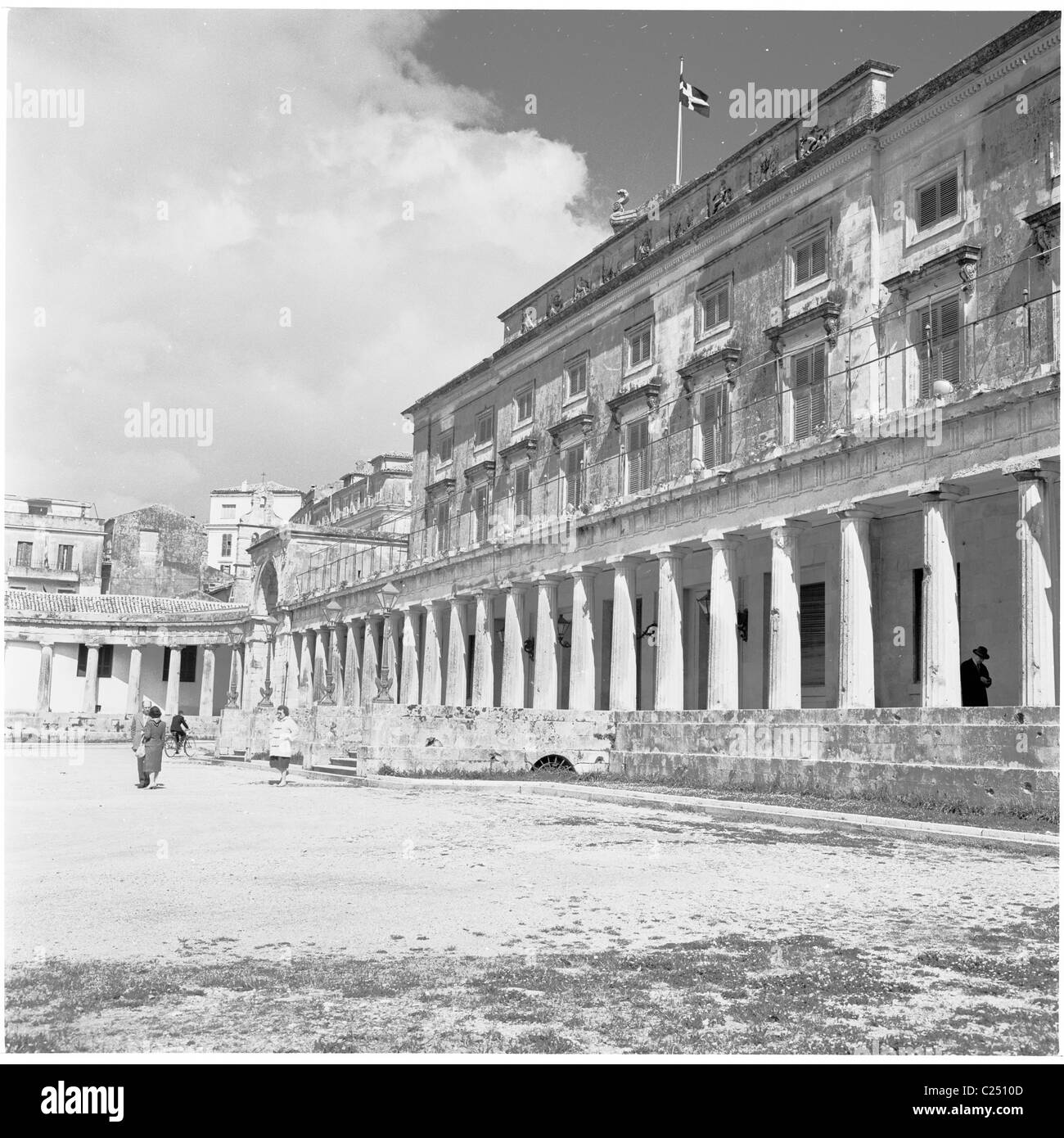 1950er Jahre, historische Außenfassade des Königspalastes von St. Michael, ehemalige Residenz des britischen Hohen Kommissars auf Korfu Island, Griechenland. Stockfoto