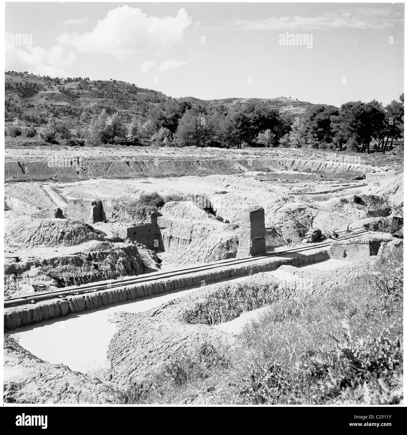 1950er Jahre, ein Foto von J Allan Cash von der Landschaft und Ausgrabungen an der archäologischen Stätte des antiken Olympiastadions in Olympia, Griechenland. Stockfoto