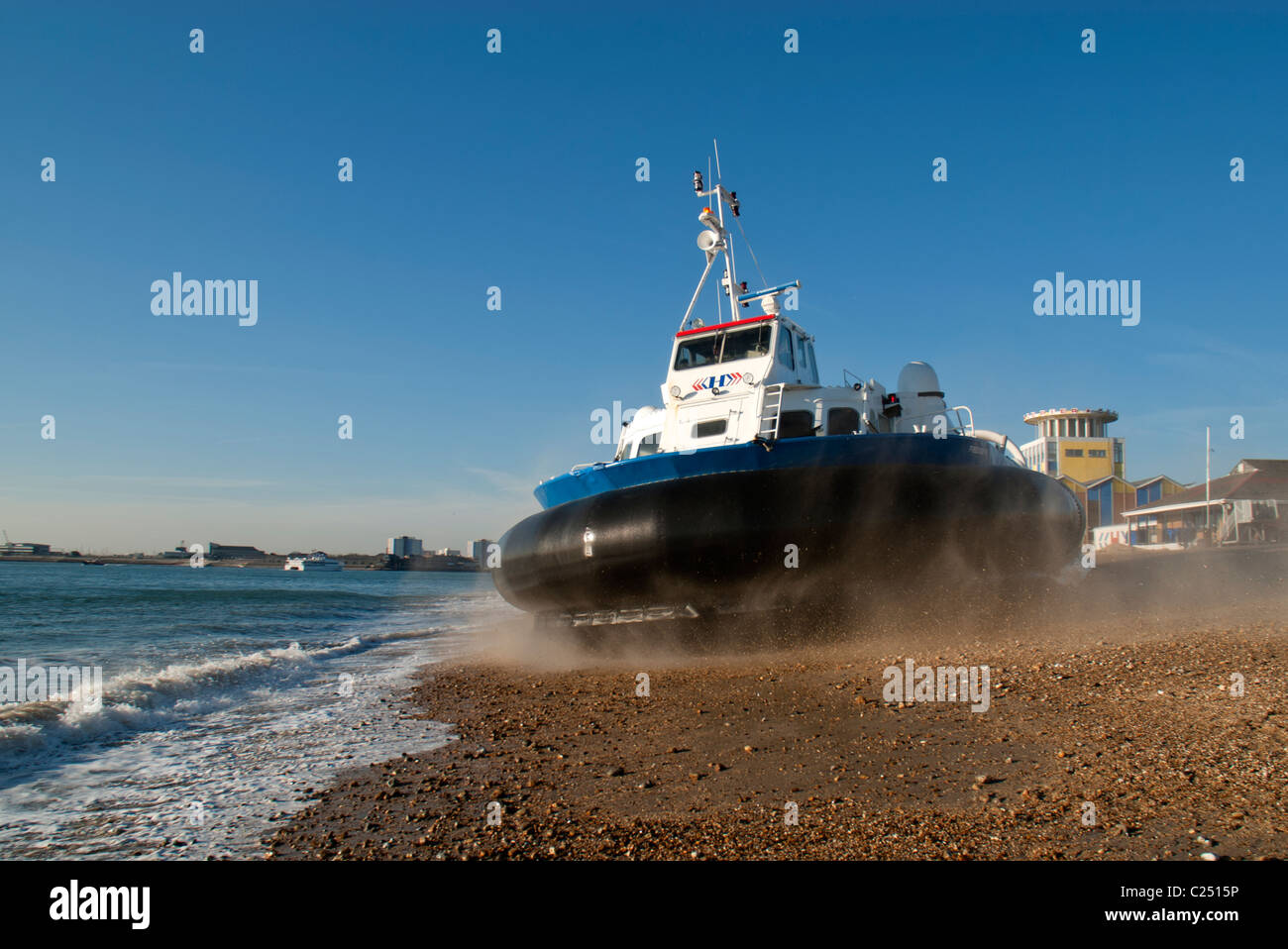 Hovercraft verlassen den Strand von Southsea Portsmouth UK Stockfoto