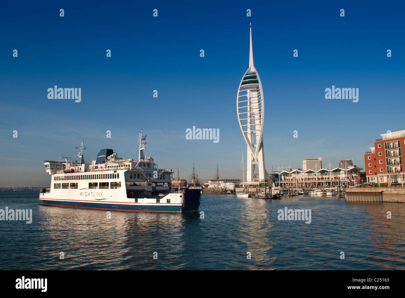 Isle Of Wight Fähre im Hafen von Portsmouth von Spinnaker tower Stockfoto