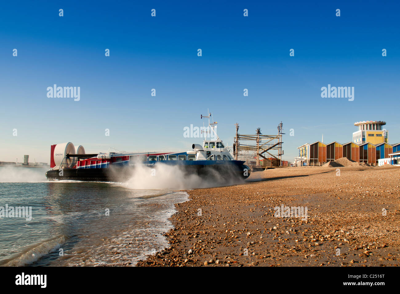 Hovercraft Landung am Strand Stockfoto