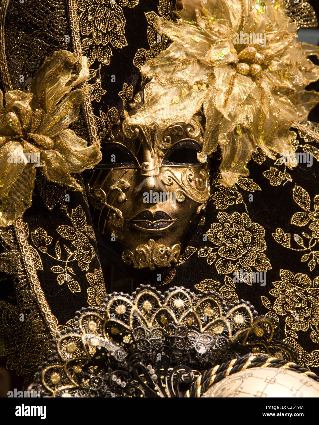 Venedig - Maske vom Karneval in schwarz und gold Stockfoto