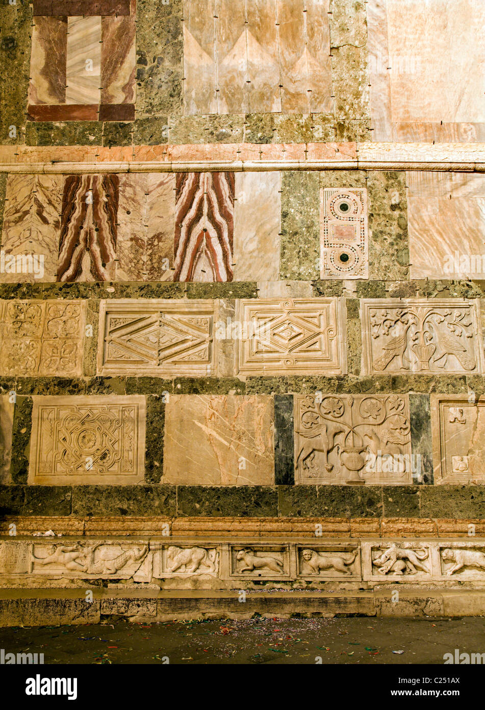 Venedig - Reliefs aus der Fassade der st.-Markus-Kathedrale in der Nacht Stockfoto