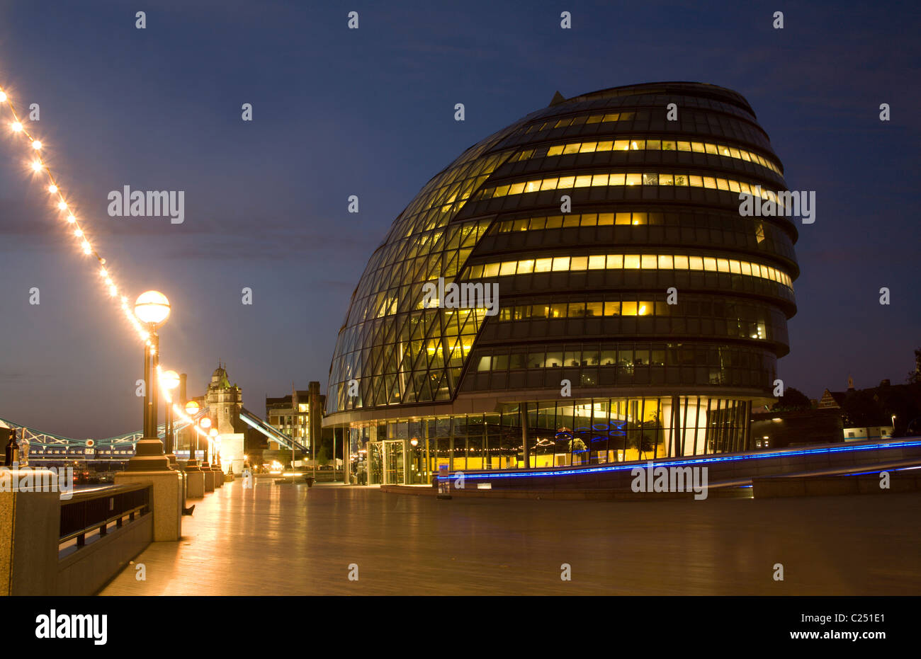 London - neues Rathaus Abend Stockfoto