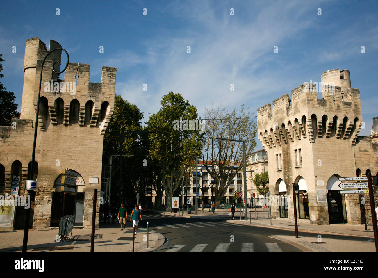 Porte De La République, die Hauptstraße in der historischen Innenstadt, Avignon, Vaucluse, Provence, Frankreich. Stockfoto