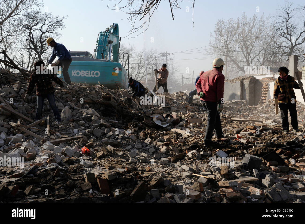 Menschen sammeln Recycling-Materialien von Ruinen von abgerissenen Häusern im Zentrum Pekings, China.20-Mär-2011 Stockfoto