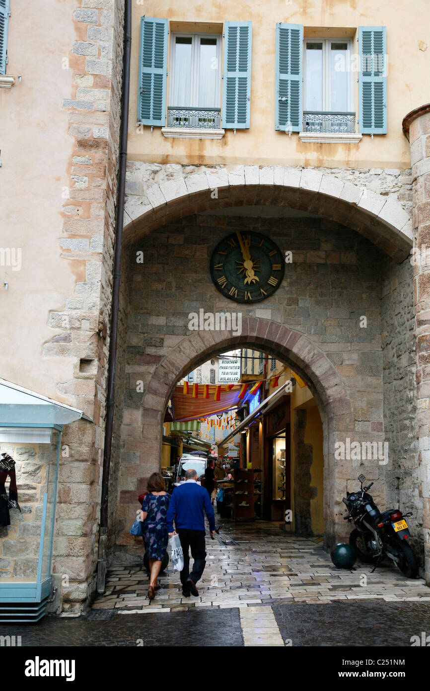 Porte Massillon, die in der Altstadt, Hyeres, Var, Provence, Frankreich führt. Stockfoto