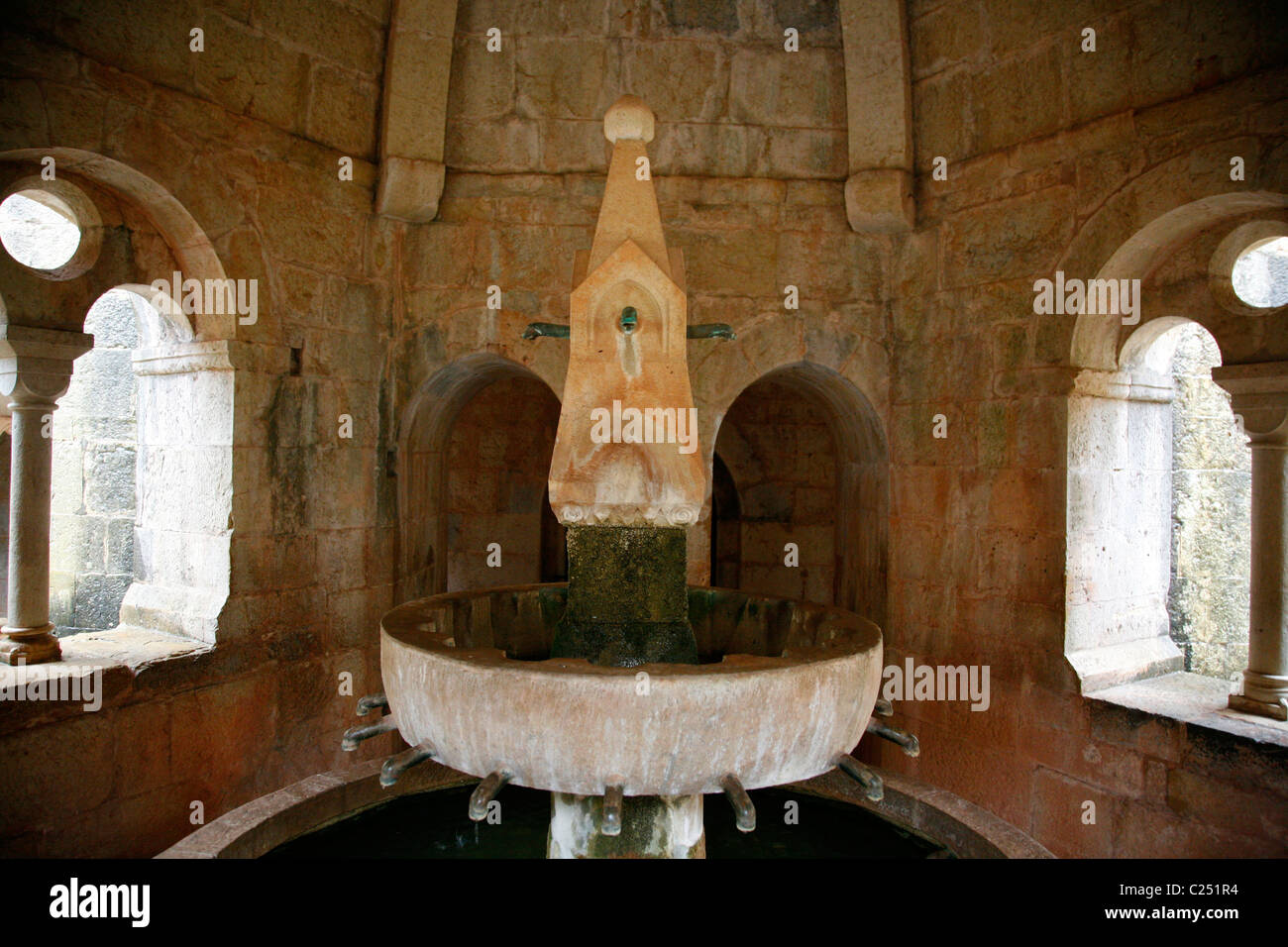 Der Brunnen im Kreuzgang, Abbaye du Thoronet, Var, Provence, Frankreich. Stockfoto