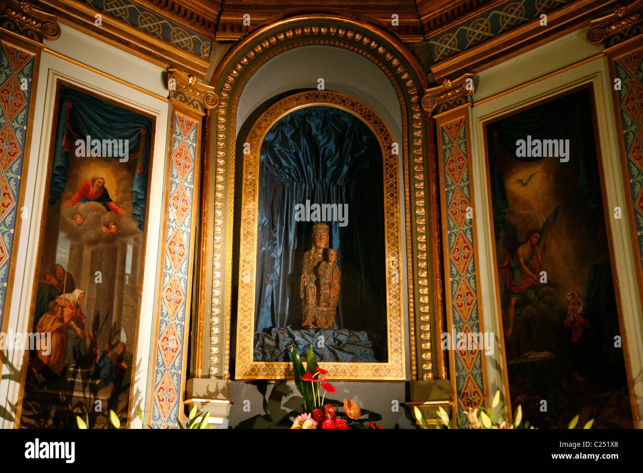 Die schwarze Madonna in der Kirche Notre-Dame de Romigier, Manosque, Provence, Frankreich. Stockfoto