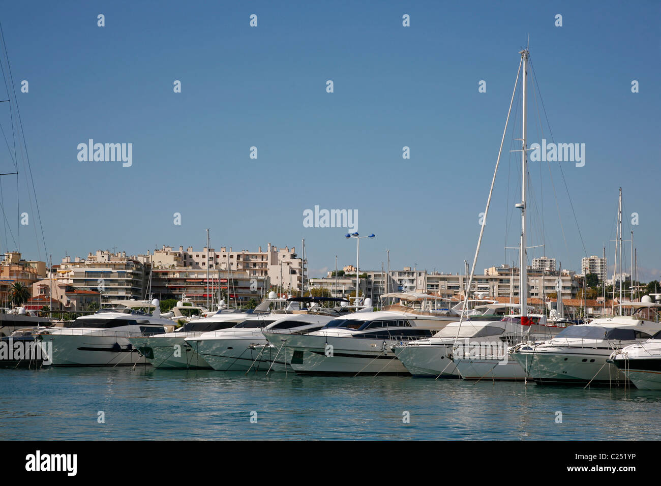 Yachten und Boote im Hafen Vauban, Antibes, Alpes Maritimes, Provence, Frankreich. Stockfoto