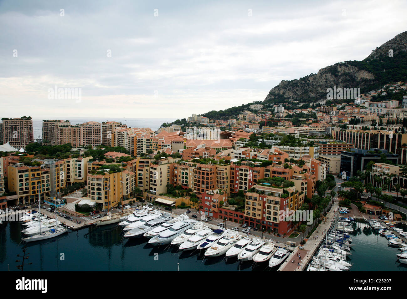 Blick über den Hafen von Fontvieille, gesehen aus dem Felsen, Monaco. Stockfoto