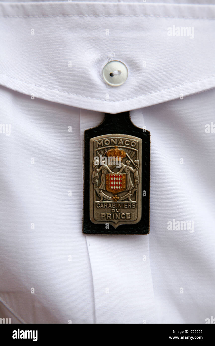 Das Familienwappen Symbol auf ein Abzeichen eines Polizisten, Monaco. Stockfoto