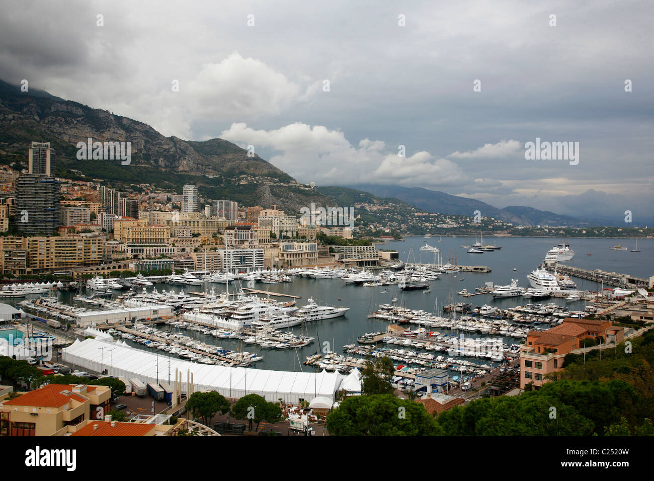 Blick über den Hafen von Monte Carlo gesehen aus dem Felsen, Monaco. Stockfoto
