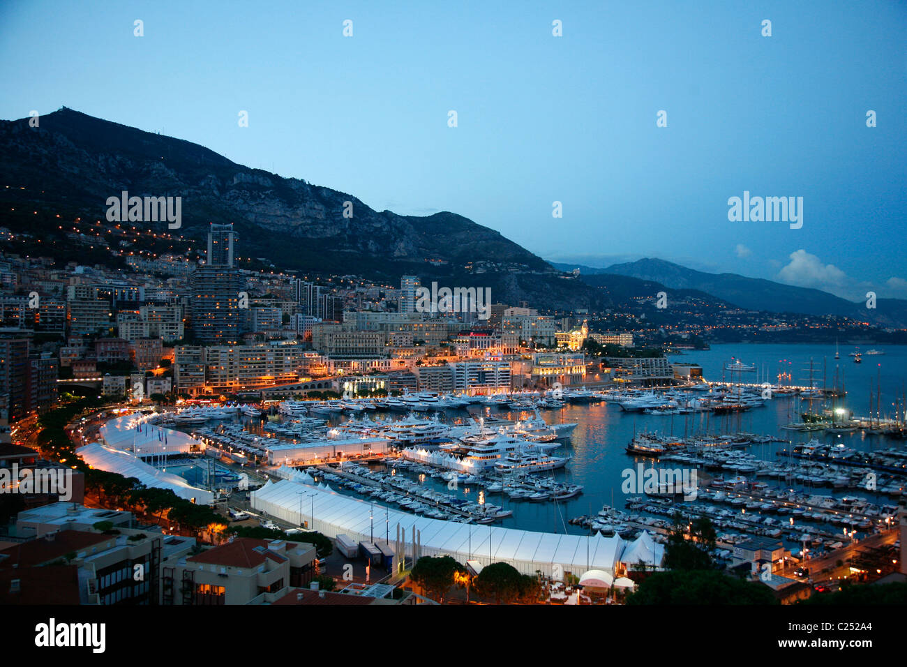 Blick über den Hafen von Monte Carlo gesehen aus dem Felsen, Monaco. Stockfoto