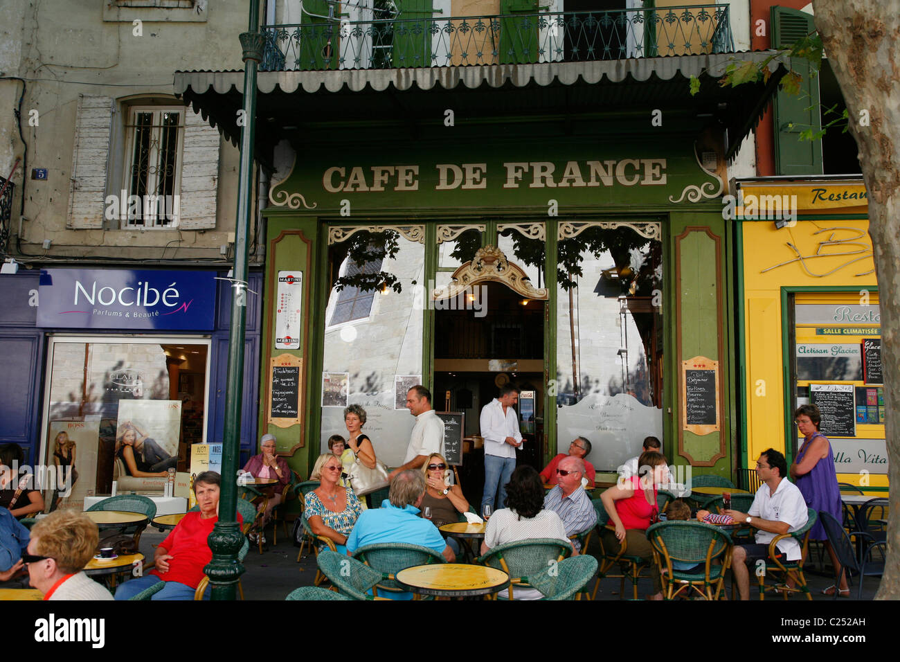 Cafe im Ort De La Liberte, L'Isle Sur la Sorgue, Vaucluse, Provence, Frankreich. Stockfoto