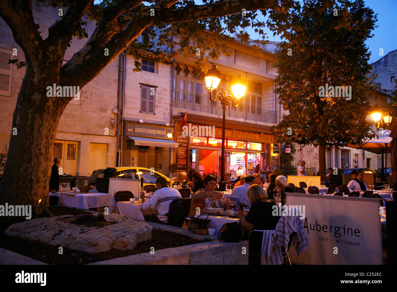 Menschen in einem Restaurant in Villeneuve Les Avignon, Vaucluse, Provence Stockfoto