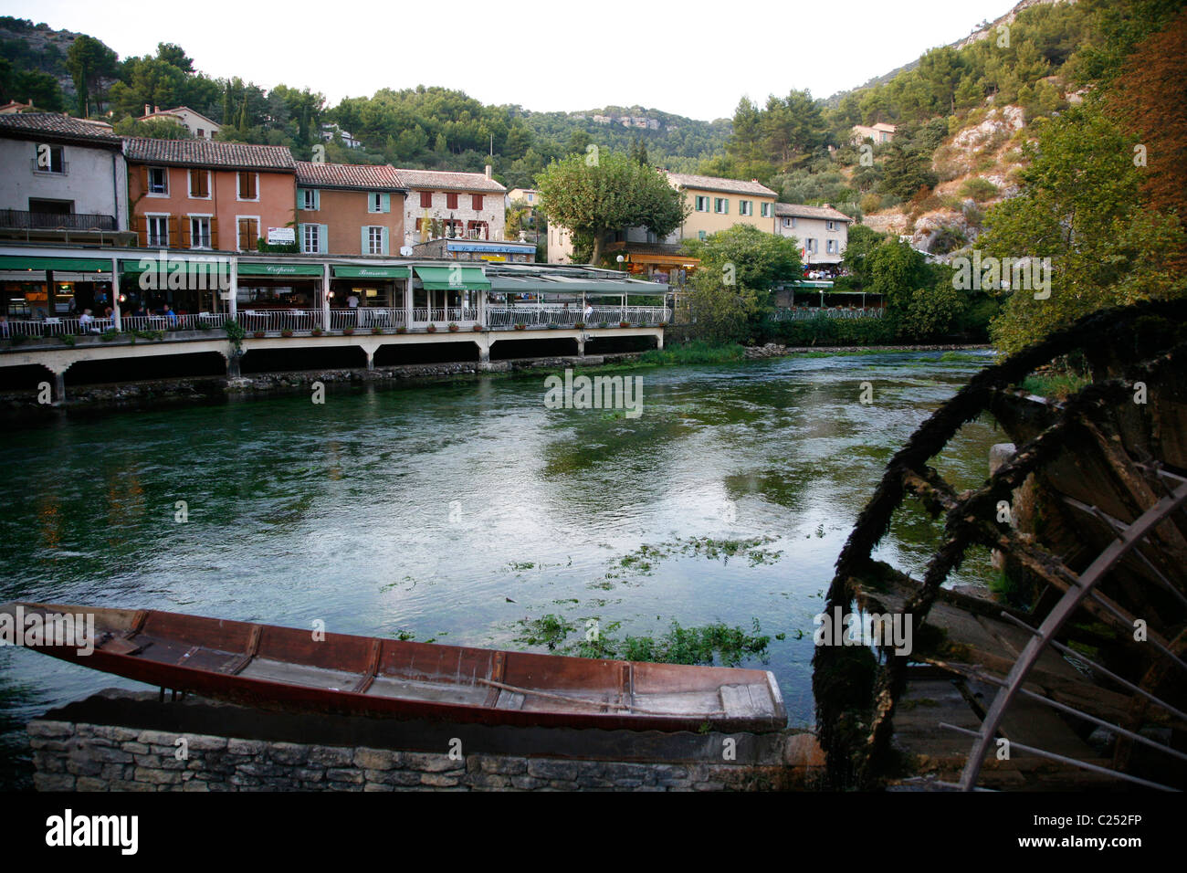 Fontaine de Vaucluse Dorf und Fluss Sorgue, Provence, Frankreich. Stockfoto