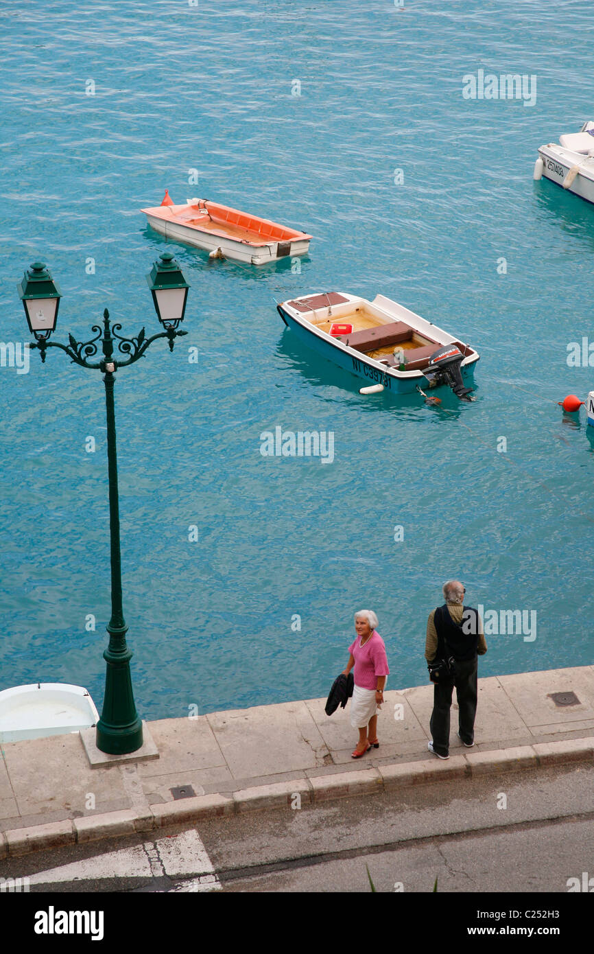 Menschen durch den Hafen von Villefranche Sur Mer, Côte d ' Azur, Alpes Maritimes, Provence, Frankreich. Stockfoto
