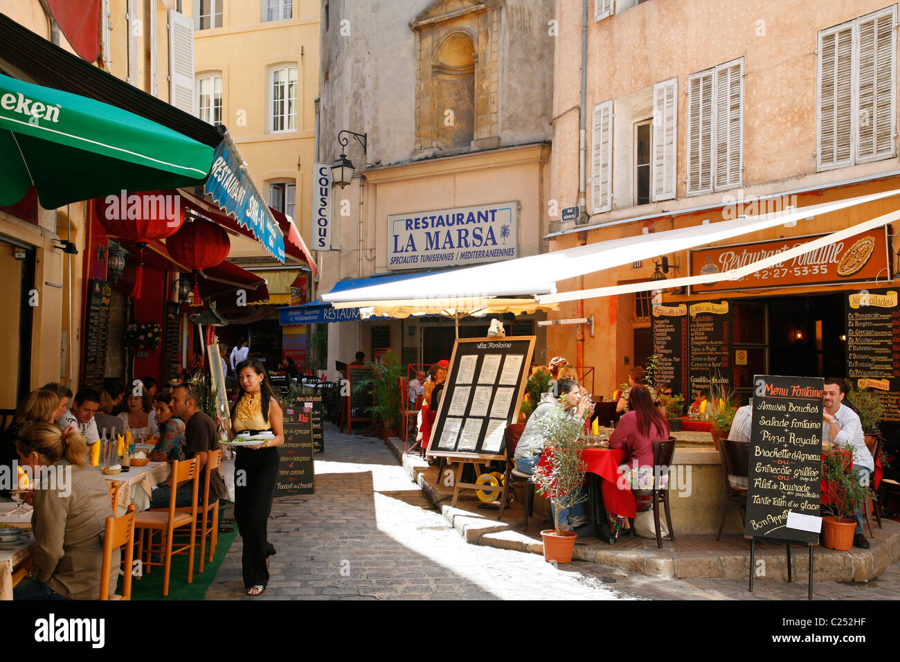 Restaurants im Freien in dem Vieil Aix, der Altstadt von Aix-En-Provence, Bouches du Rhone, Provence, Frankreich. Stockfoto