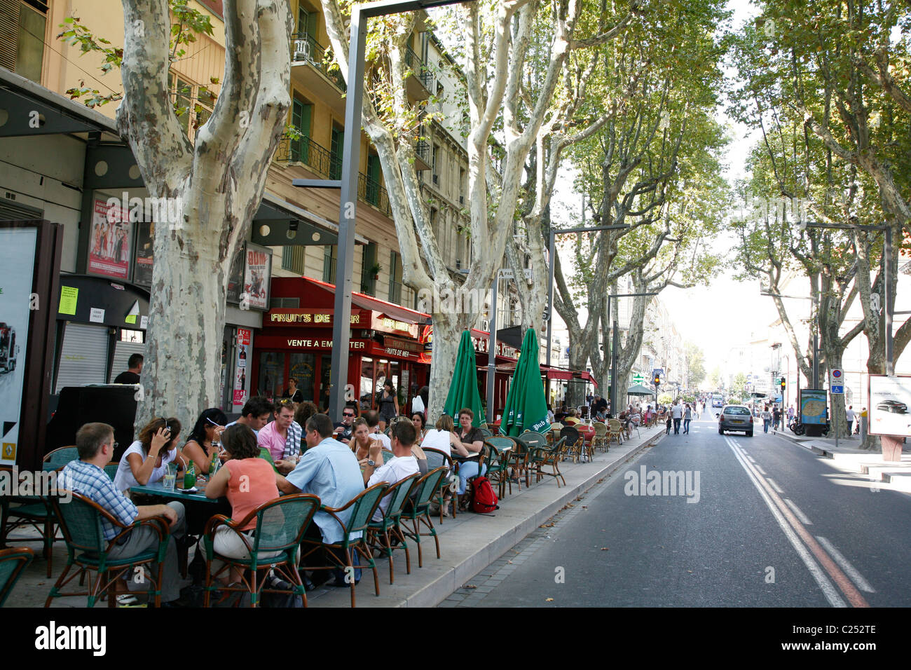 Rue De La Republique, der Hauptstraße im historischen Zentrum, Avignon, Vaucluse, Provence, Frankreich. Stockfoto