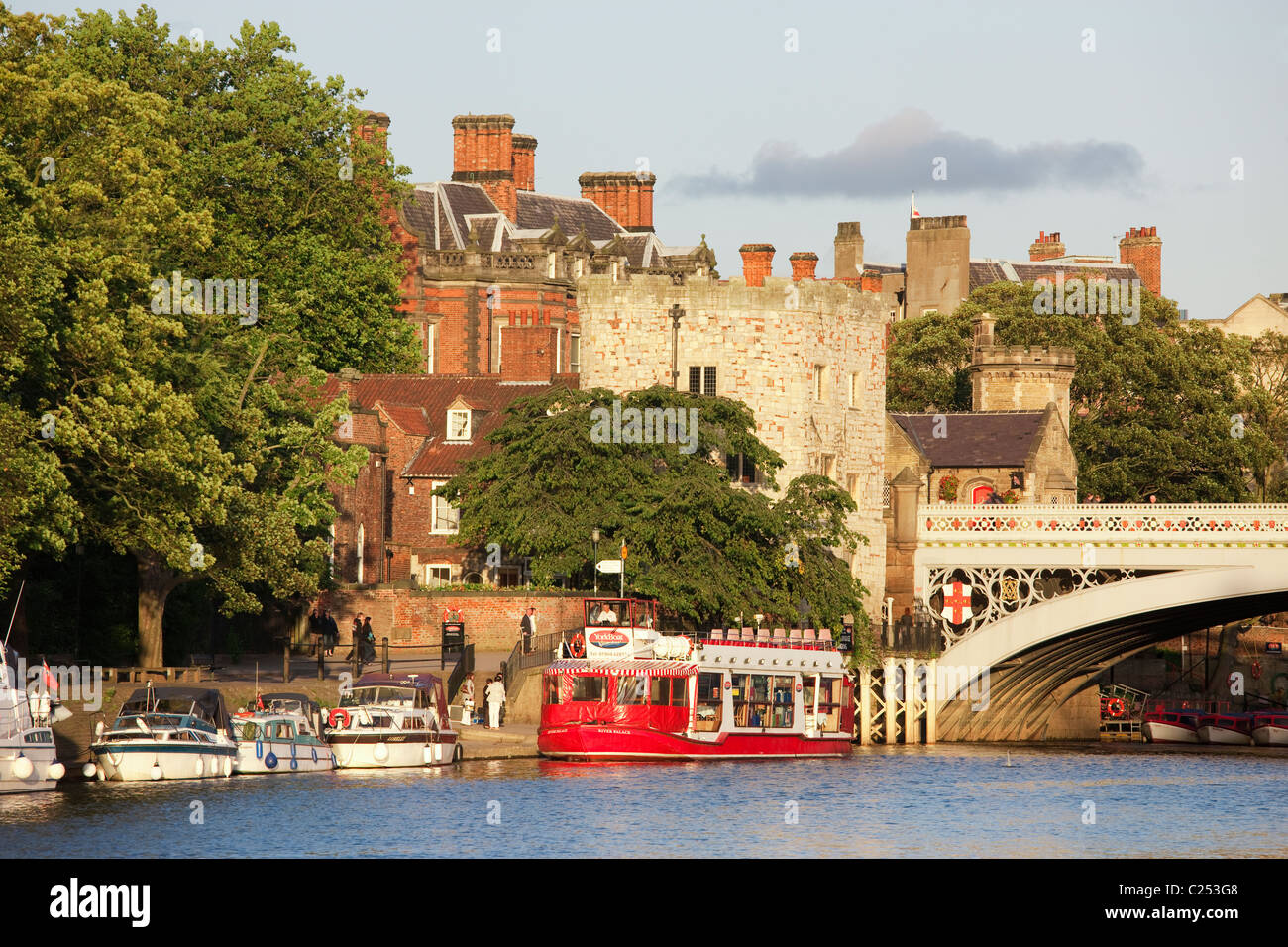 Sportboote vor Anker für den Abend entlang dem Fluss Ouse in York City, East Yorkshire Stockfoto