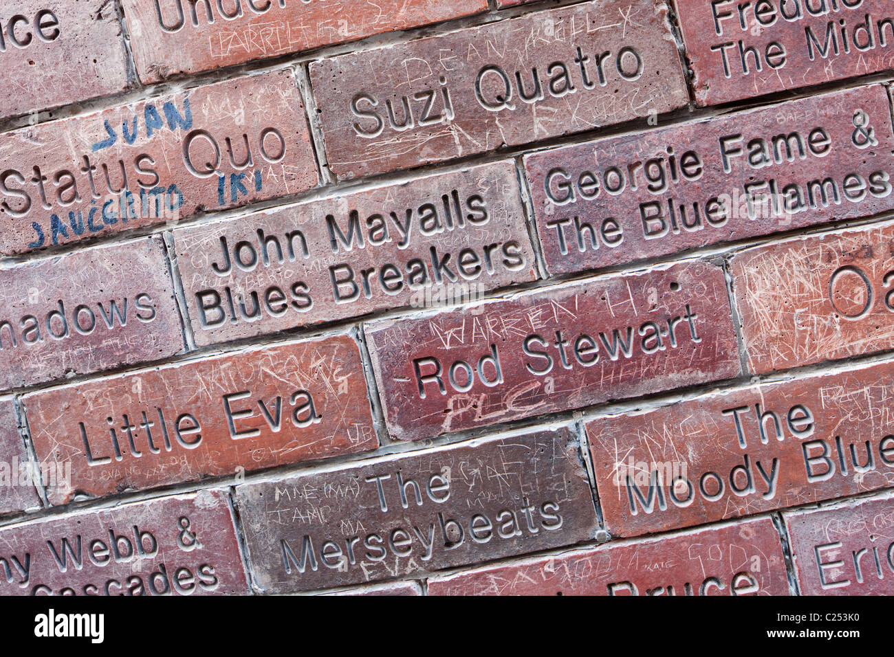 Ziegelwand mit Band-Namen geprägt, außerhalb der berühmten Cavern Club, Liverpool Stockfoto