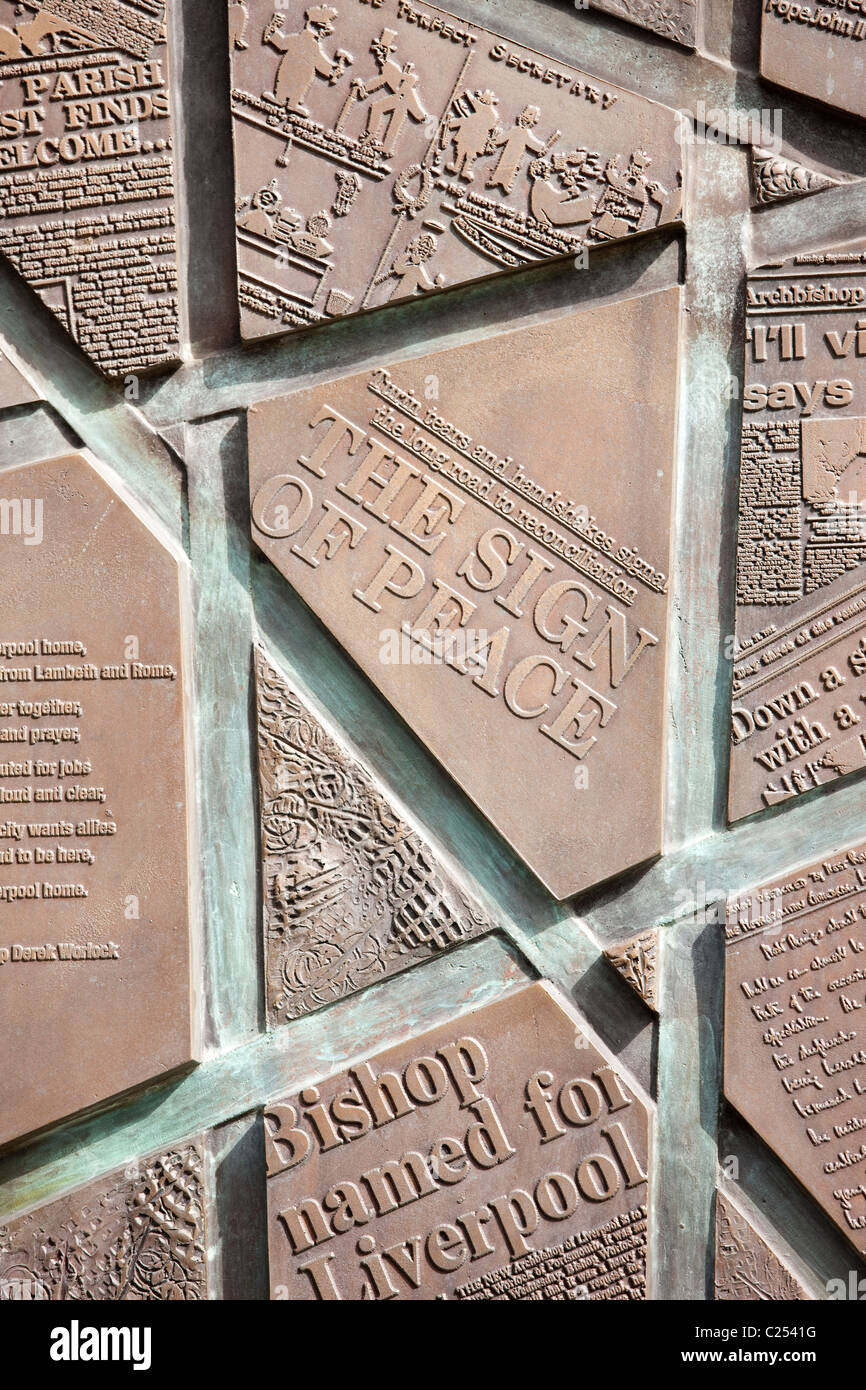 Skulptur gemacht geprägte Zeitungsausschnitte, Hope Street, Liverpool Stockfoto