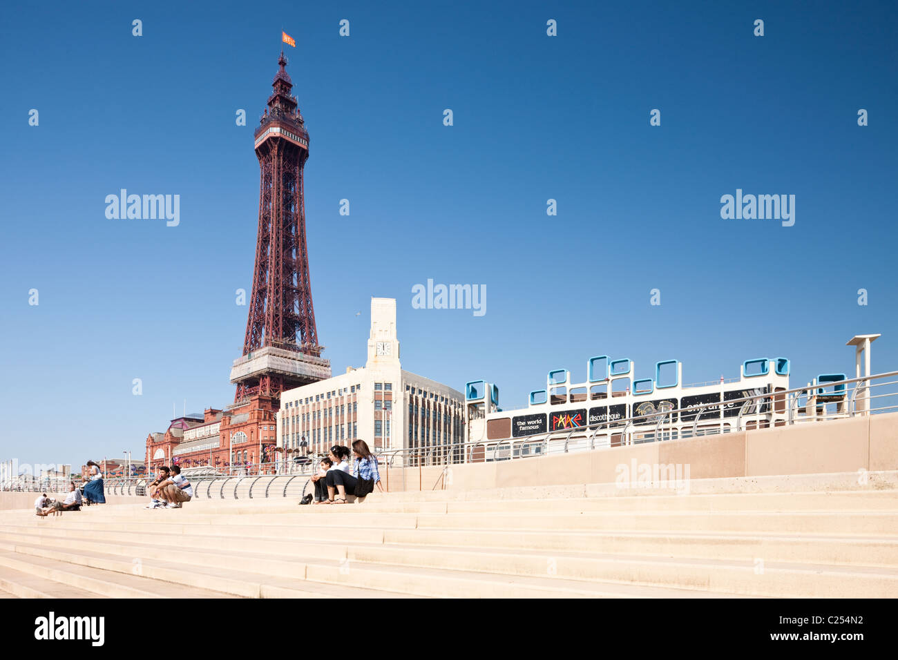 Blackpool Tower auf der Treppe in Blackpool Strand in Lancashire, England, UK Stockfoto