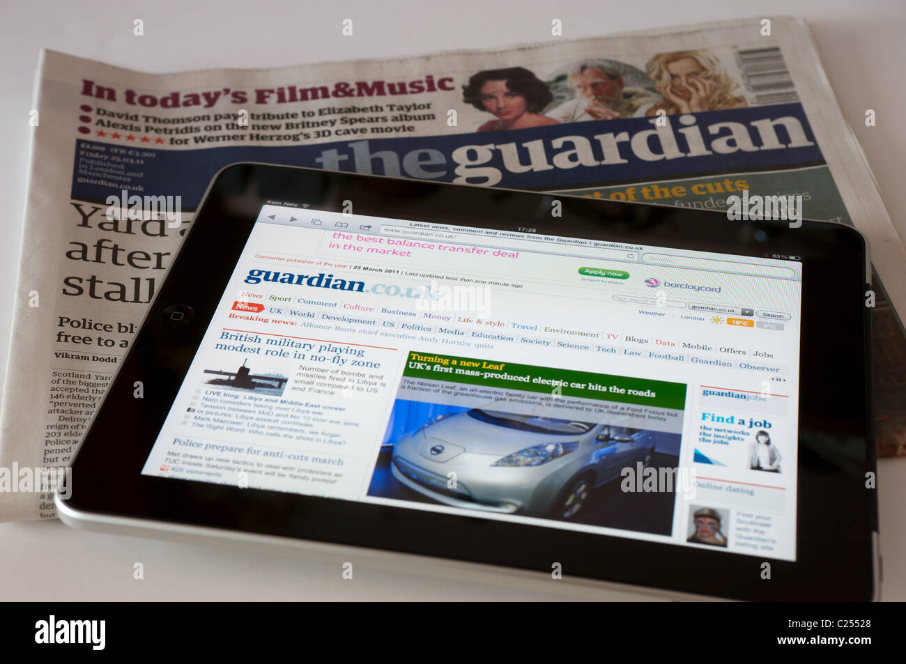 Apple iPad Anzeigen der Zeitung the Guardian Stockfoto