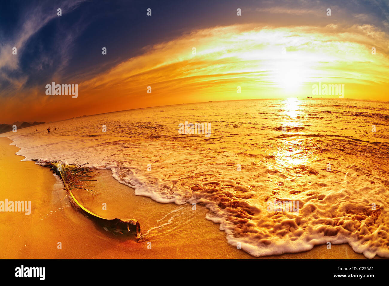 Tropischer Strand bei Sonnenuntergang, Chang Insel, Thailand, fisheye erschossen Stockfoto