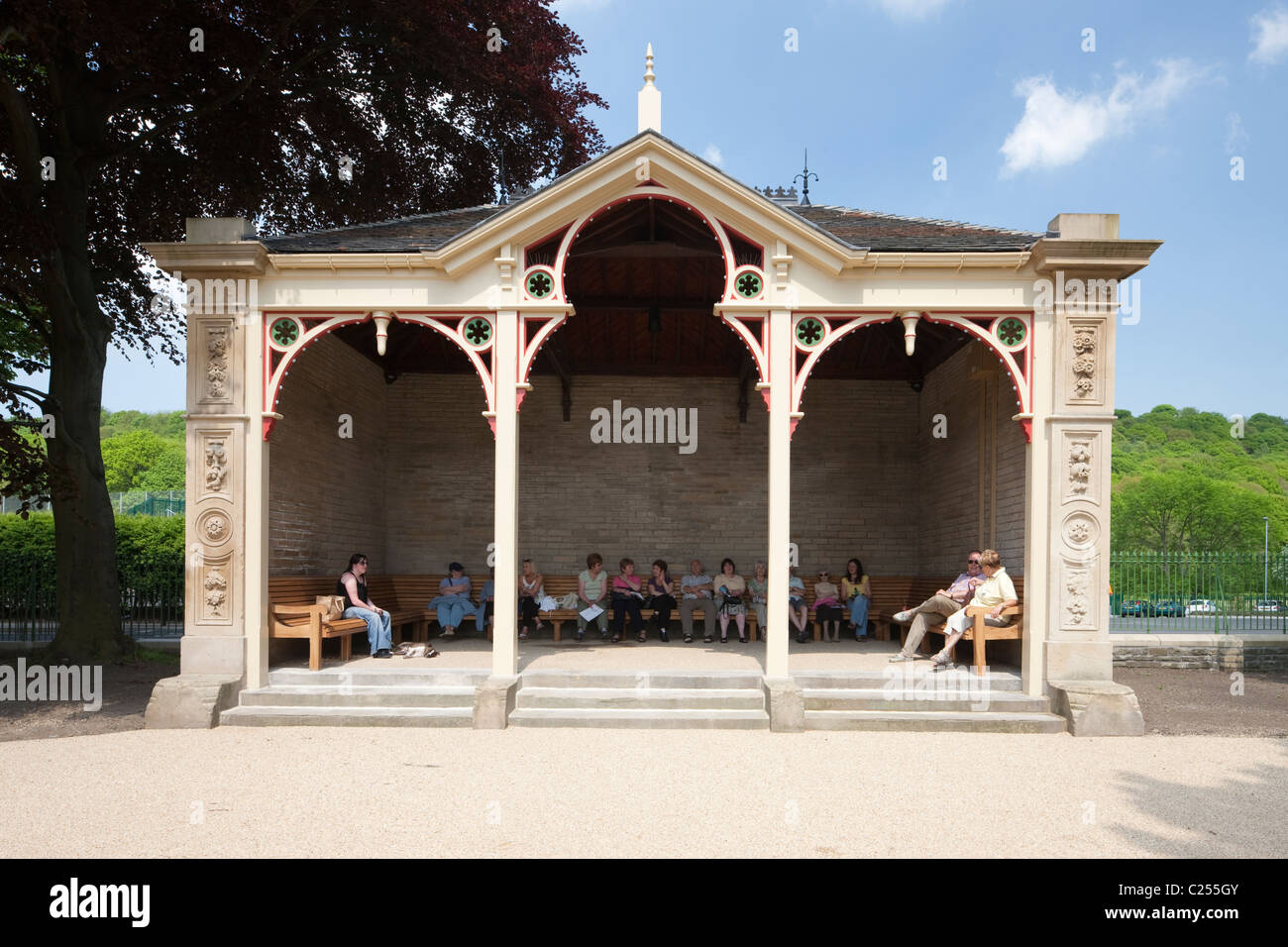 Renovierte Park Sitzgelegenheiten in Roberts Park in Saltaire, Yorkshire, Großbritannien Stockfoto