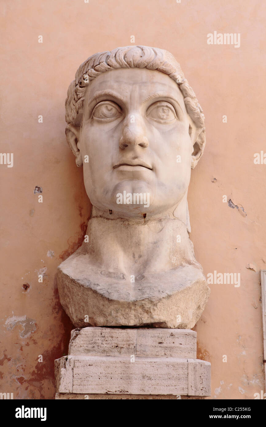 Gigantische Kopf der Statue von Kaiser Constantine im Innenhof des Kapitolinischen Museum Rom Stockfoto