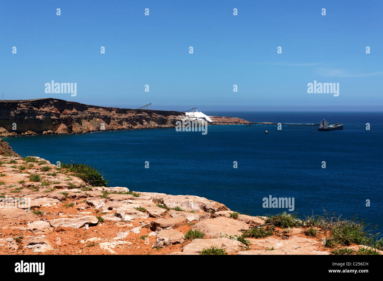 Felsige Küste und See Mcleod, Schiff Salz Laden Einrichtung, Quobba Western Australia Stockfoto