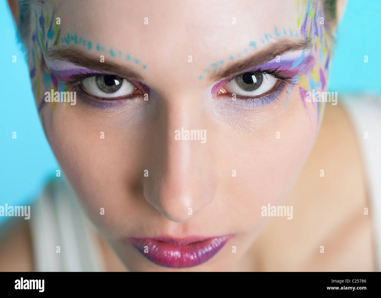 Closeup Portrait einer hübschen jungen Frau mit Gesicht Kunst Stockfoto