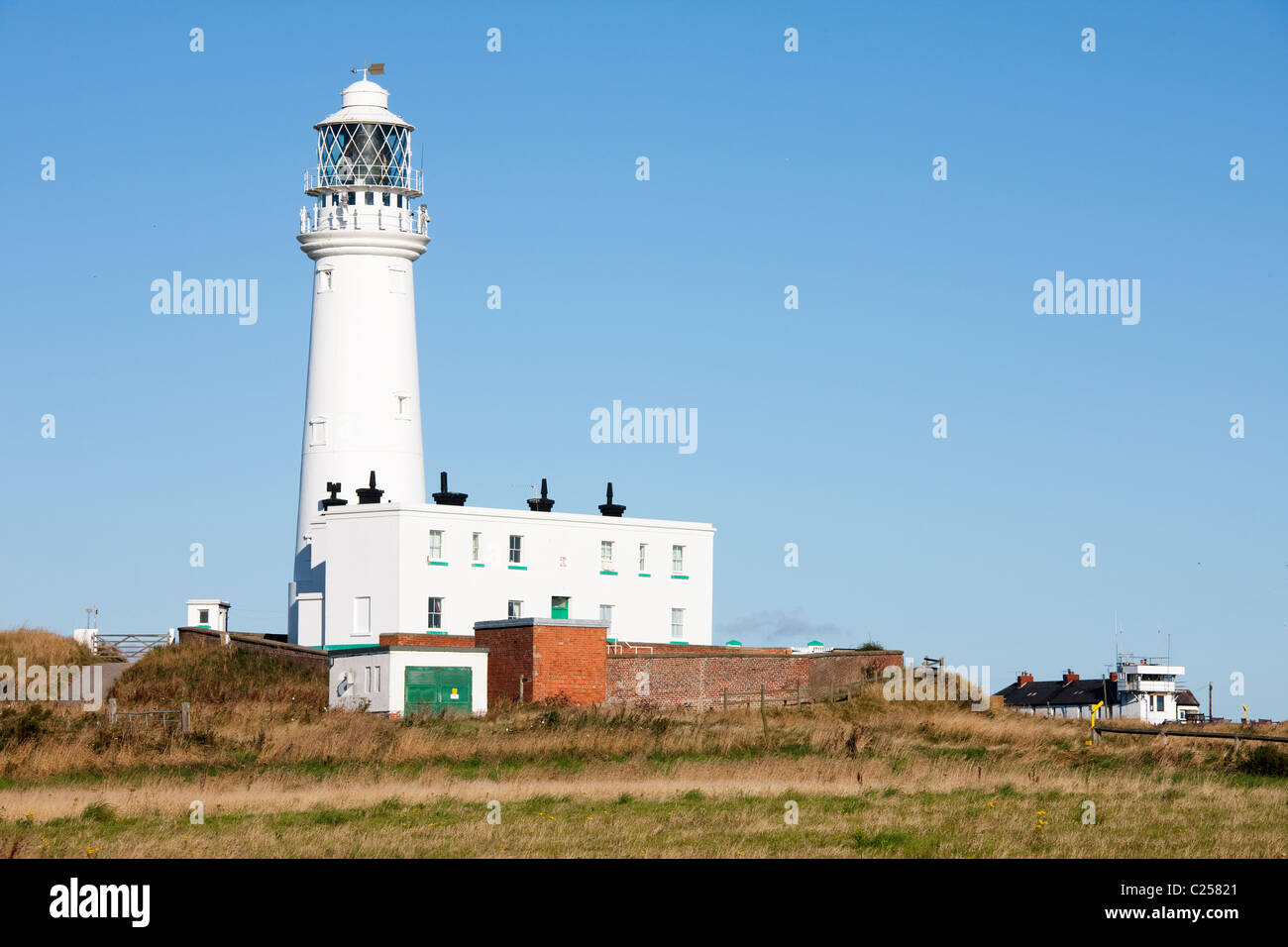 Der Leuchtturm am Flamborough Head vom Küstenweg, Flamborough, East Yorkshire Stockfoto