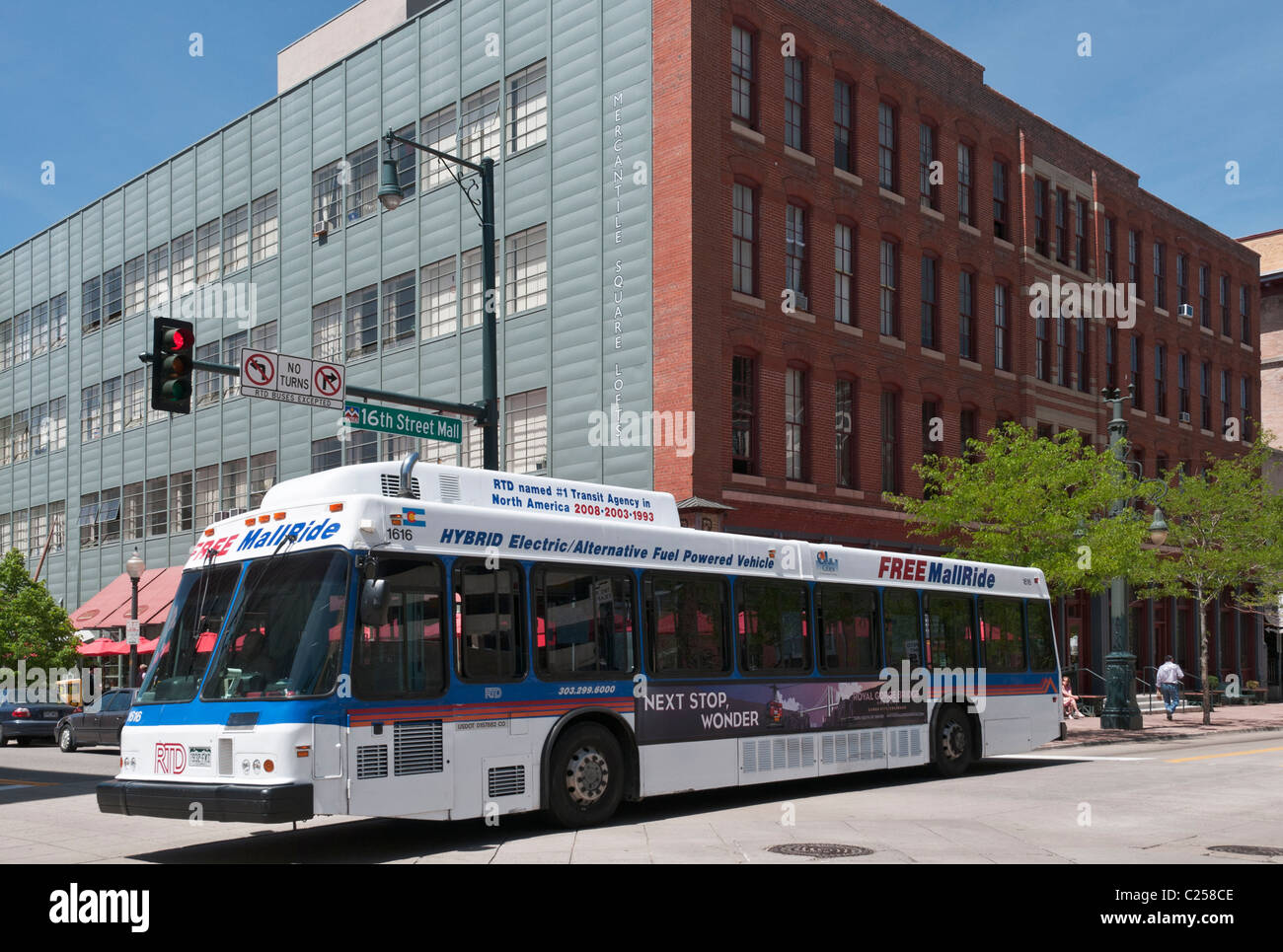 Colorado, Denver, Innenstadt, 16th Street Mall, Hybrid Elektro / Alternative Kraftstoff betriebene Bus Stockfoto