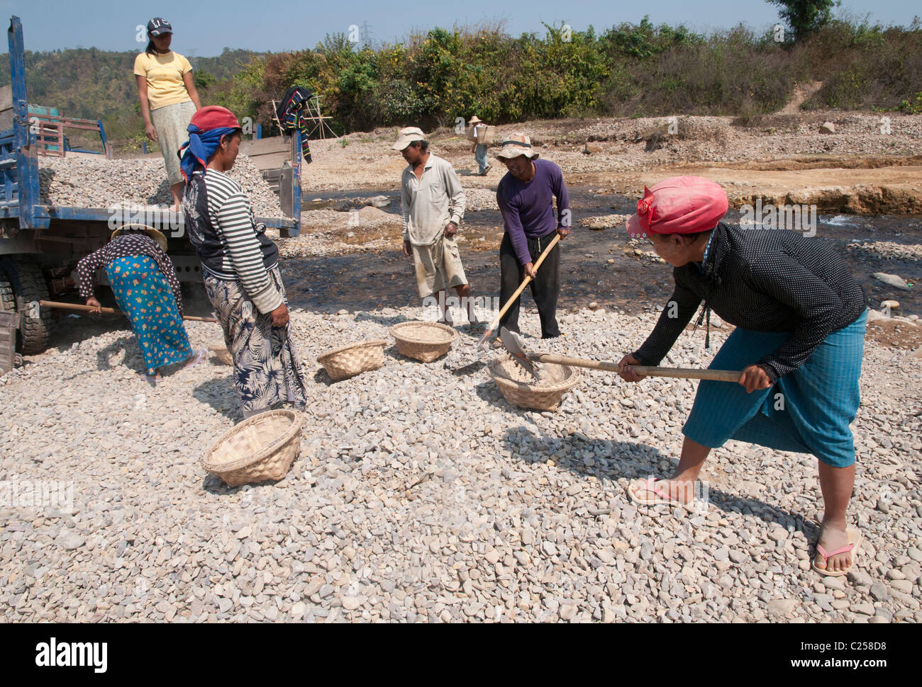 Arbeiter, Kies und Steinen für den Bau zu sammeln. Hsipaw. Nördlichen Shan Staat. Myanmar Stockfoto