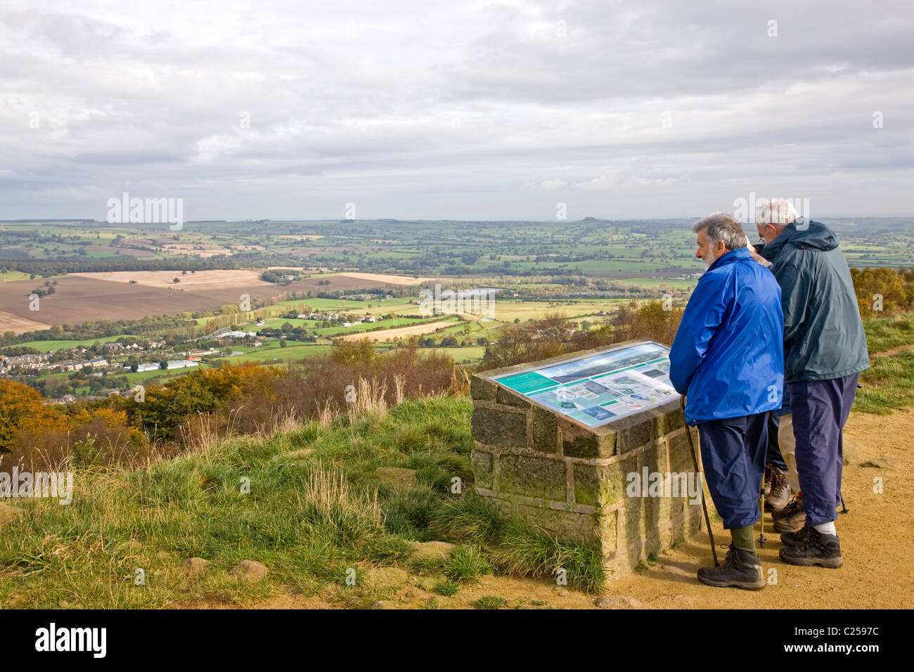 Blick über niedrigere Wharfedale und Otley von Chevin Ridge Überraschung Blick Stockfoto