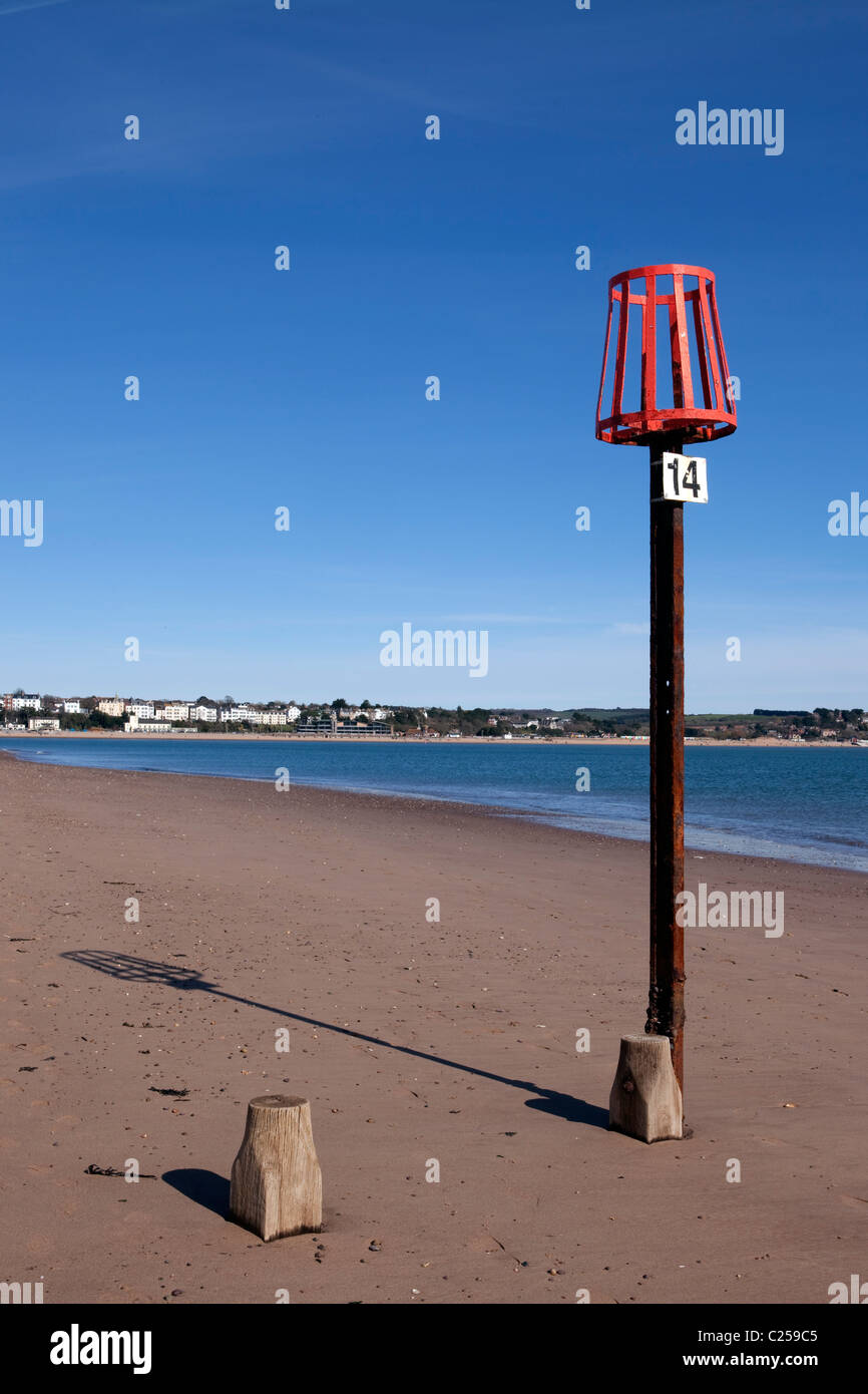 Buhne Marker am Strand von Dawlish Warren mit Exmouth in der Ferne Stockfoto