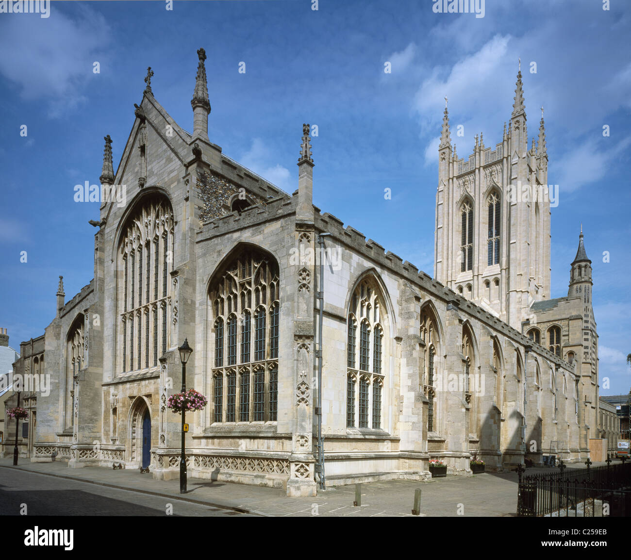 St Edmundsbury Kathedrale, Bury St Edmunds, Suffolk, England. Außenansicht von Süd-West, neue Millennium Tower Stockfoto