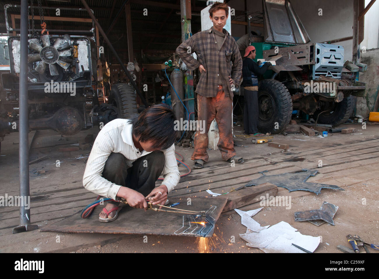 Mechanik in einer LKW-Werkstatt. Hsipaw. Nördlichen Shan Staat. Myanmar Stockfoto