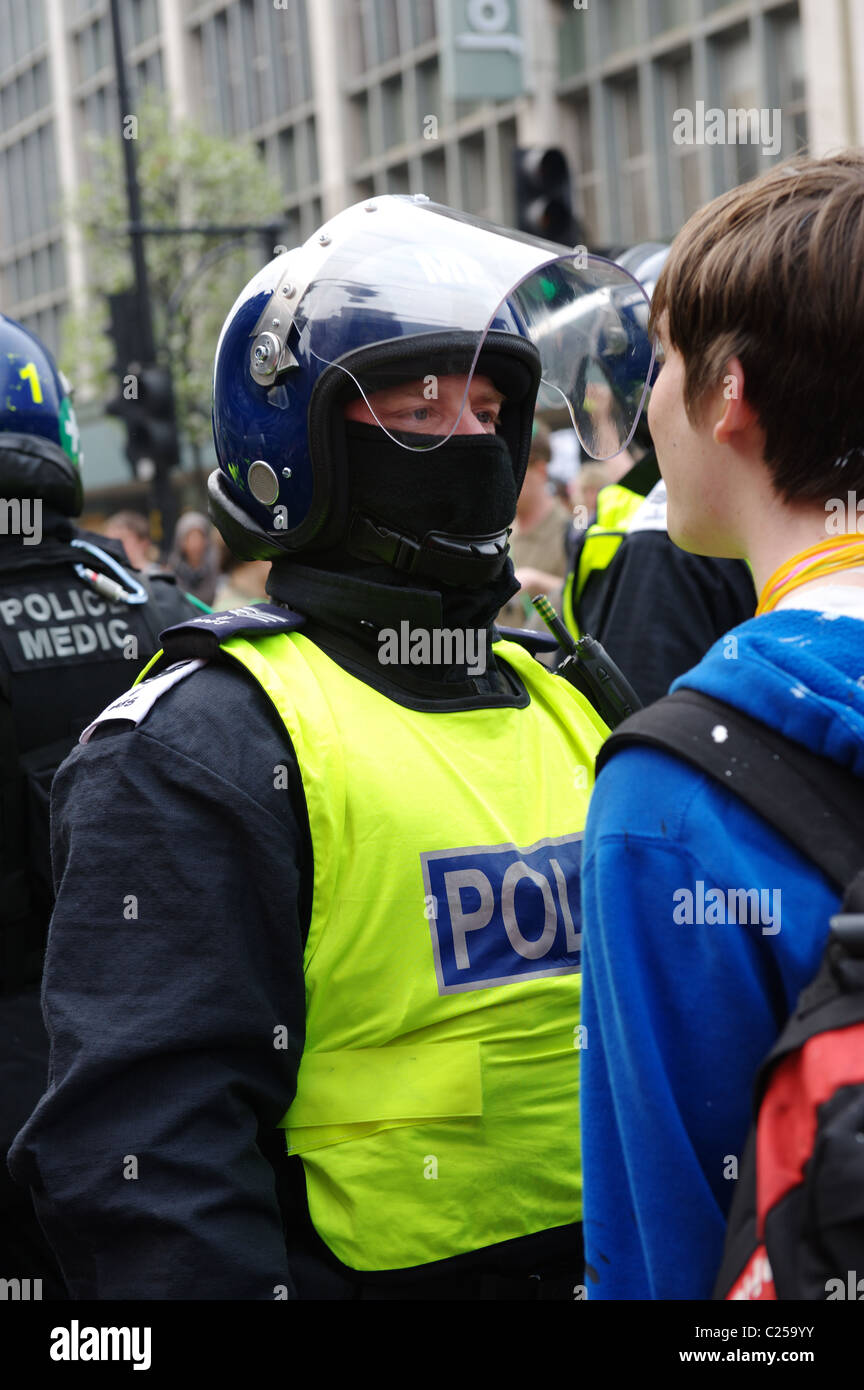 Polizei und Demonstranten außerhalb Oxford Street speichern während der "Marsch für die Alternative" Rallye. London, UK. 26.03.2011 Stockfoto