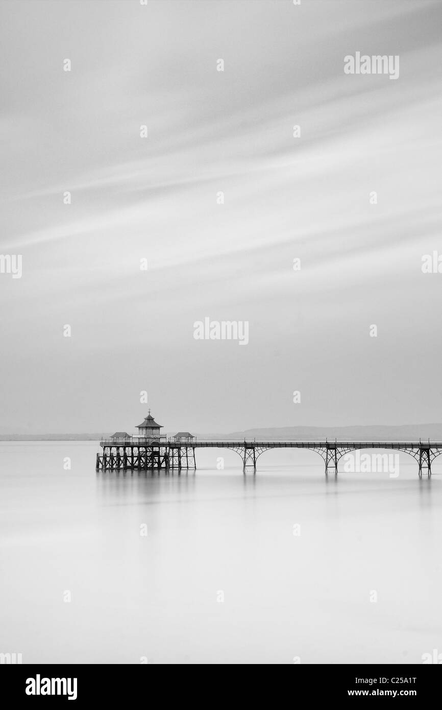 Eine lange Belichtung Clevedon Pier bei Flut. Stockfoto