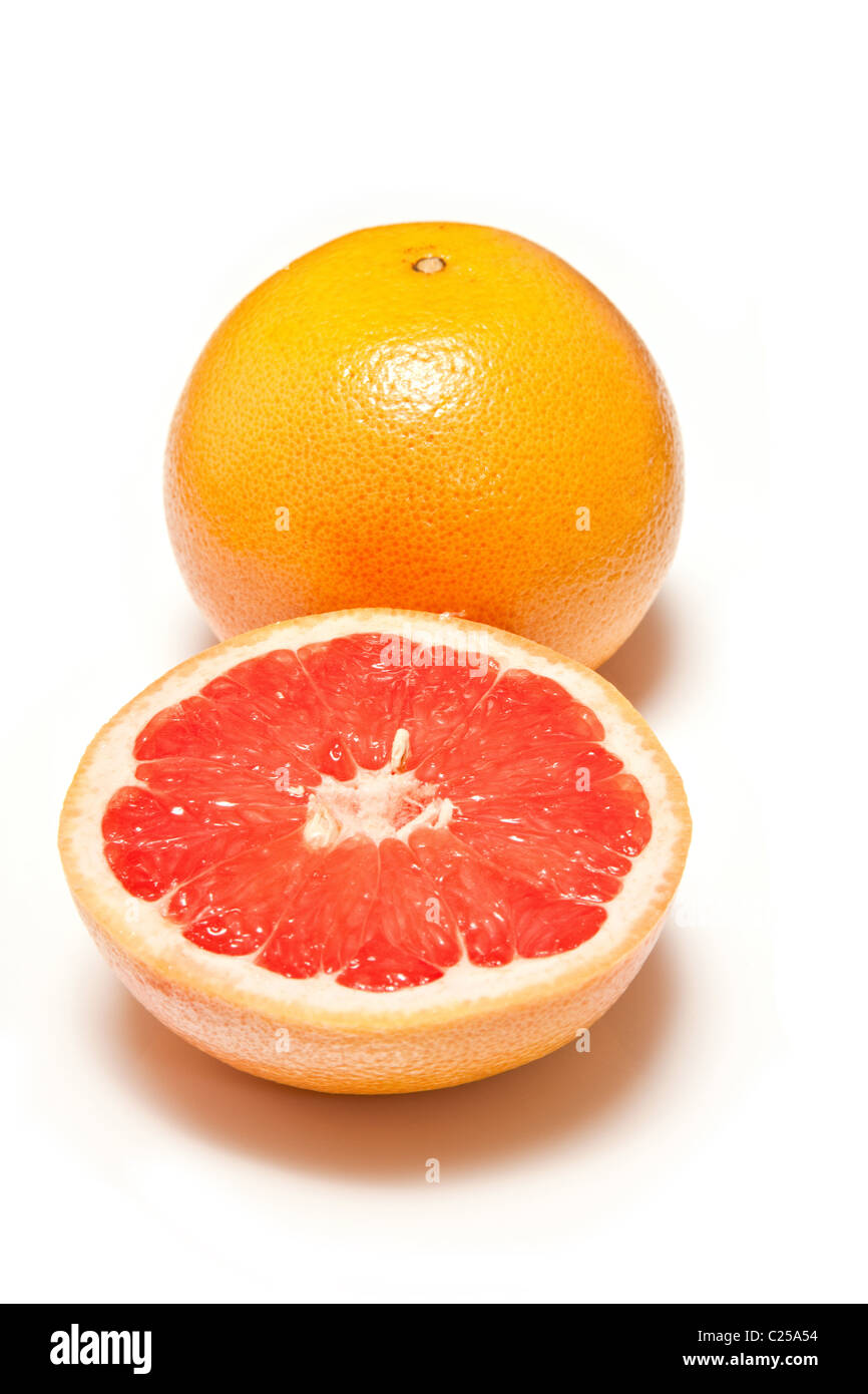 Rote Grapefruit ganze und halbierte isoliert auf einem weißen Studio-Hintergrund. Stockfoto