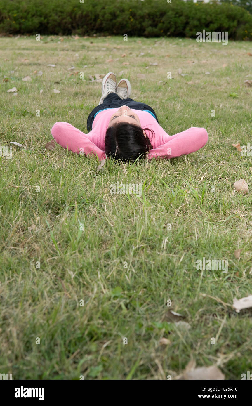 Weibliche Studenten auf dem Campus liegen Stockfoto